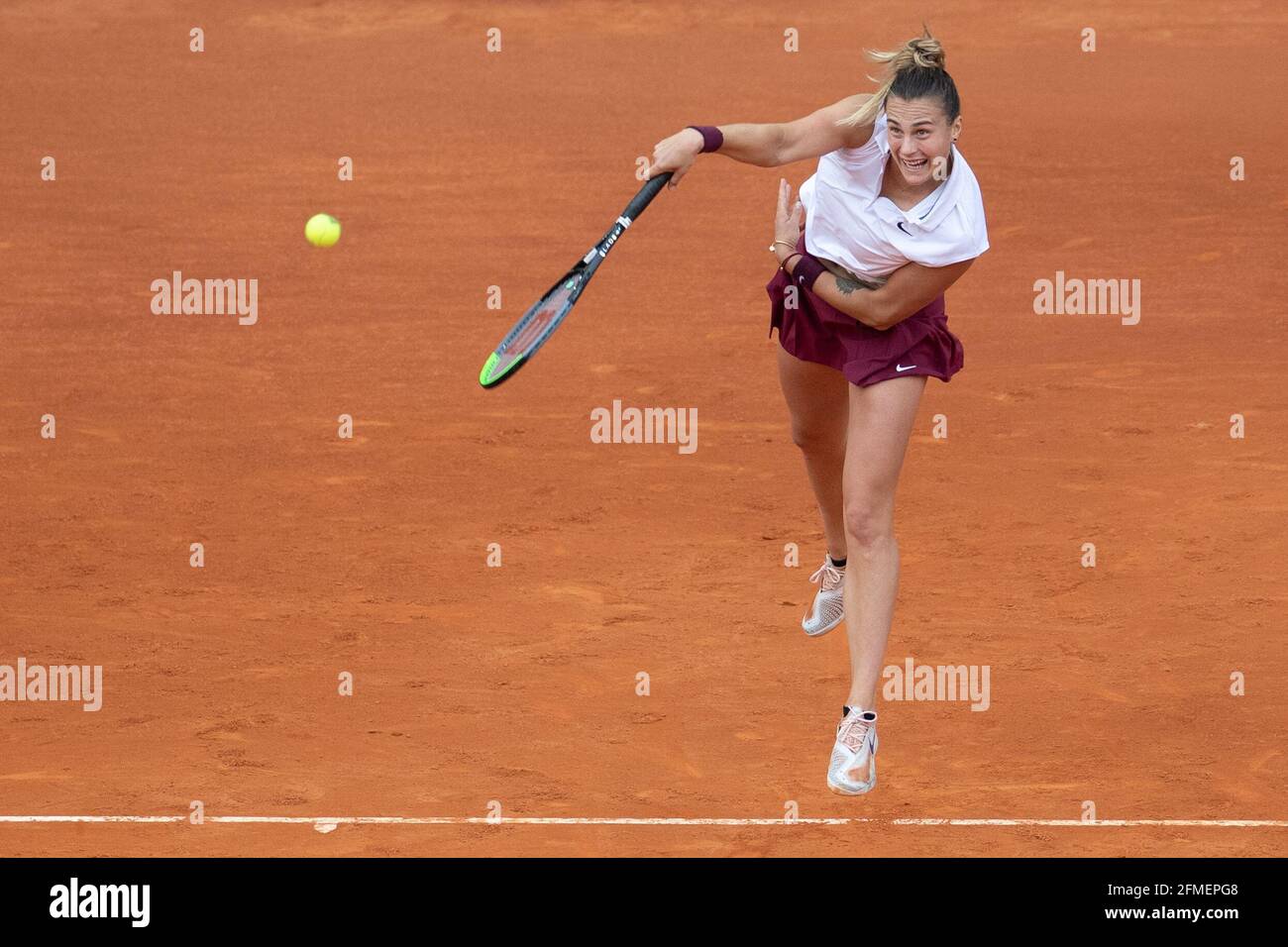 Madrid, Espagne. 8 mai 2021. Aryna Sabalenka, du Bélarus, sert lors de la finale féminine contre Ashleigh Barty, d'Australie, à l'ouverture de Madrid à Caja Majica à Madrid, Espagne, le 8 mai 2021. Credit: Meng Dingbo/Xinhua/Alay Live News Banque D'Images