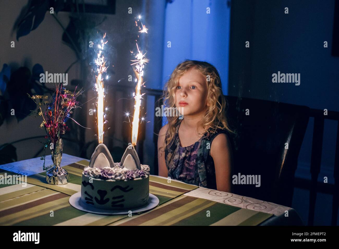 Mignon Drole Fille Blonde Soufflant Des Bougies Sur Le Gateau D Anniversaire Dans La Piece Sombre Joyeux Anniversaire Fete Faire Un Souhait Tout En Soufflant Bougies Tradition Photo Stock Alamy