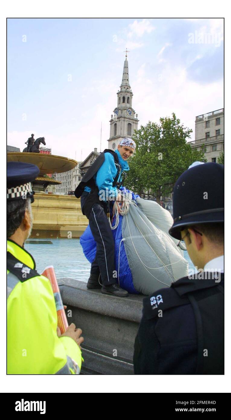 RÉCOMPENSEZ le DALAÏ LAMA... dans les premières heures de ce matin, Gary Connery est devenu le premier homme à descendre de la colonne de Nelsons de 120 pieds à Trafalgar Square, L'événement promu par "agir pour le Tibet" a été de mettre en évidence les événements au Tibet et de soutenir la position du Dalaï Lamas résistant à la présence chinoise au Tibet.à pic David Sandison 9/5/2003 Banque D'Images