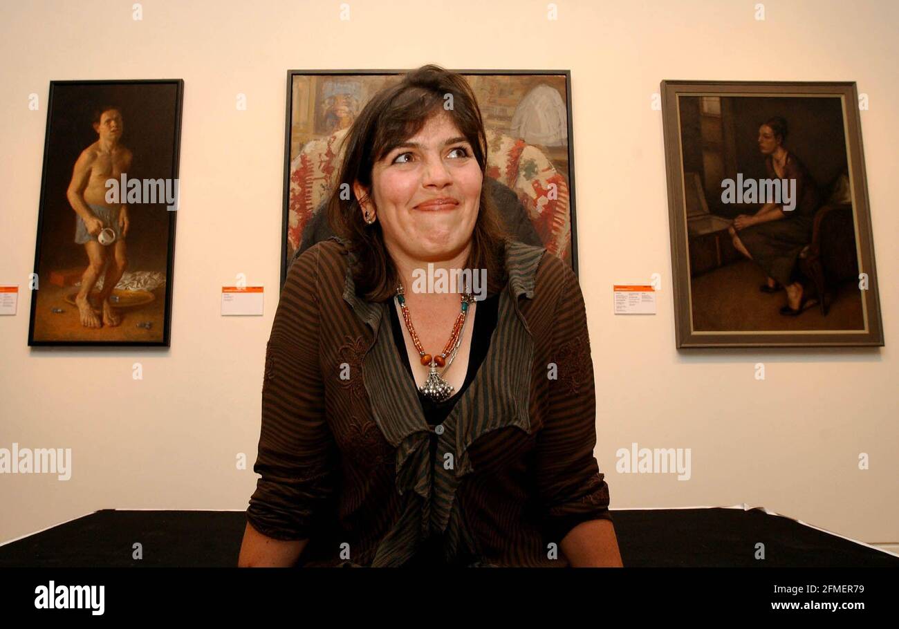 Catherine Goodman s'est assise devant son travail annoncé Ce soir en tant que gagnant de cette année BP National Portrait Award.17 juin 2002 photo Andy Paradise Banque D'Images