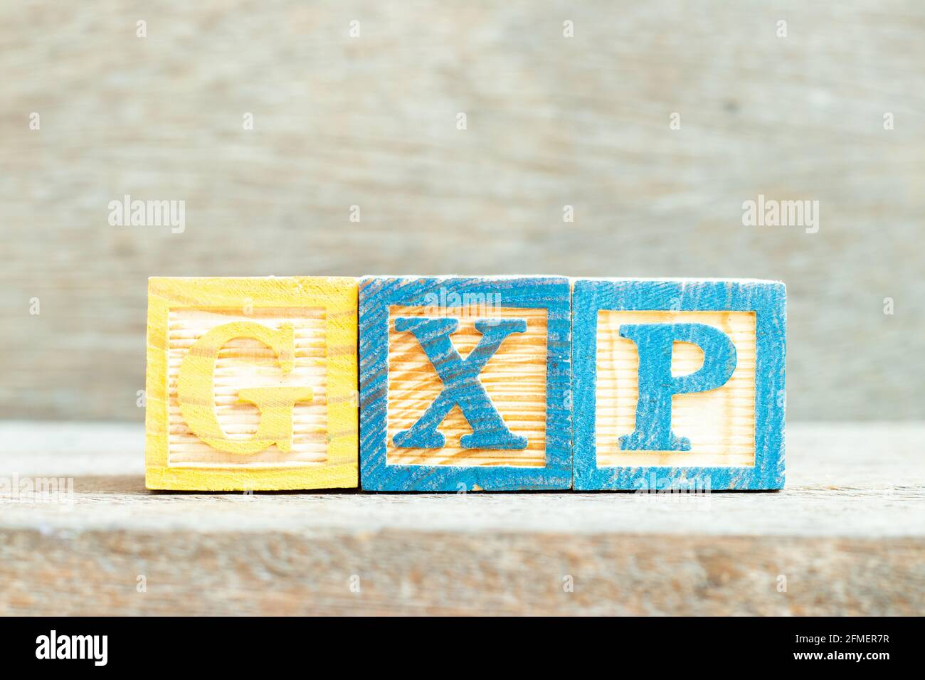 Bloc alphabétique de couleur dans le mot GXP sur fond de bois Banque D'Images