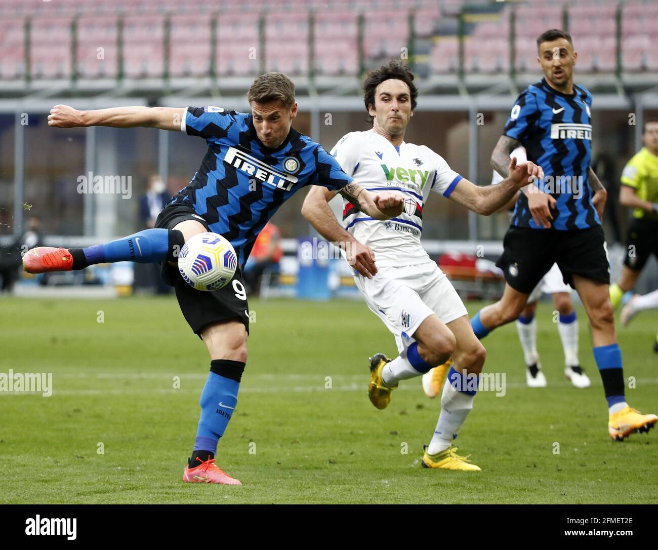 (210509) -- MILAN, le 9 mai 2021 (Xinhua) -- Andrea Pinamonti (L), de l'Inter Milan, marque son but lors d'un match de football de la série italienne ENTRE l'Inter Milan et la Sampdoria à Milan, en Italie, le 8 mai 2021. (Xinhua) Banque D'Images