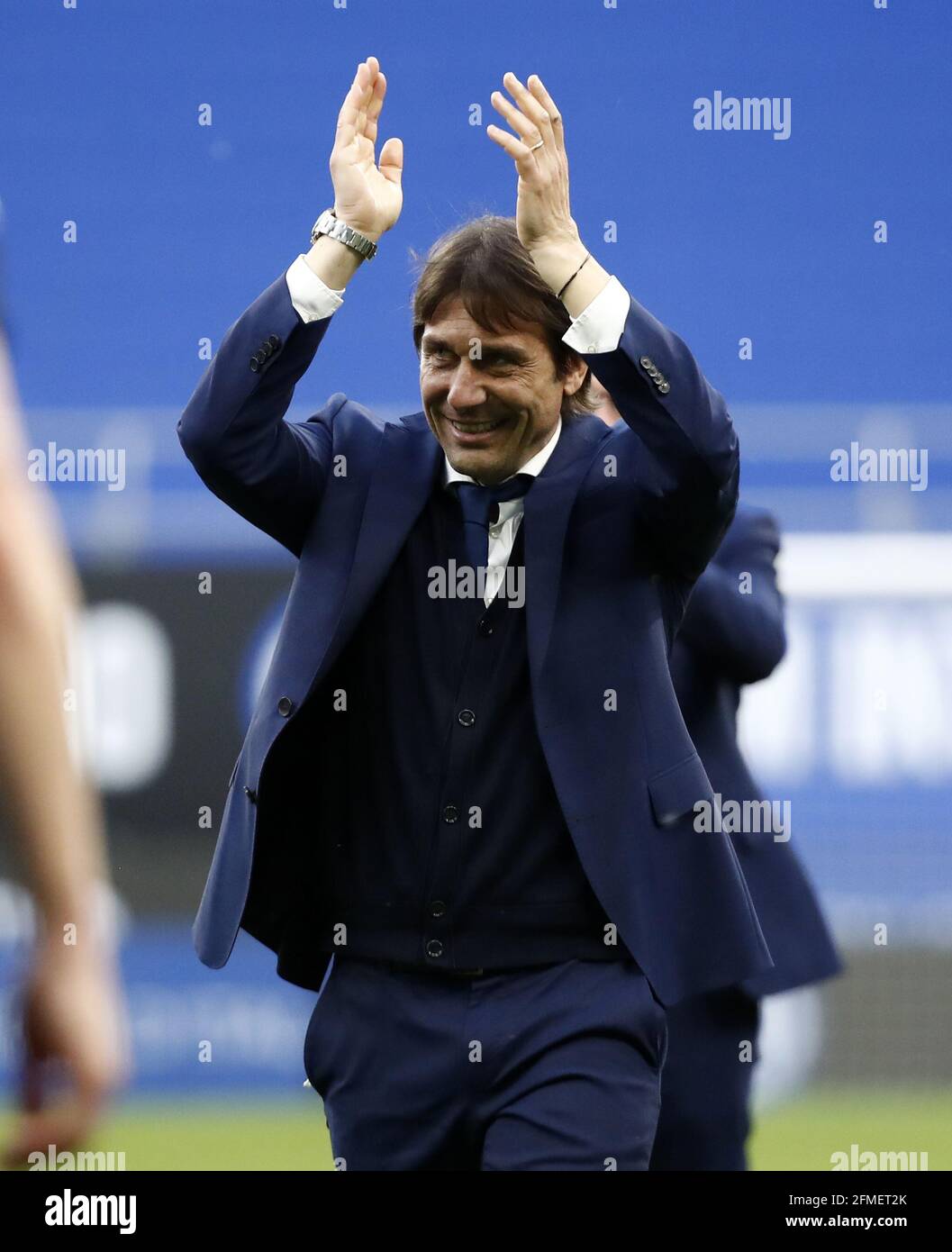 (210509) -- MILAN, le 9 mai 2021 (Xinhua) -- l'entraîneur en chef de l'Inter Milan Antonio Conte célèbre après un match de football italien entre l'Inter Milan et Sampdoria à Milan, Italie, le 8 mai 2021. (Xinhua) Banque D'Images