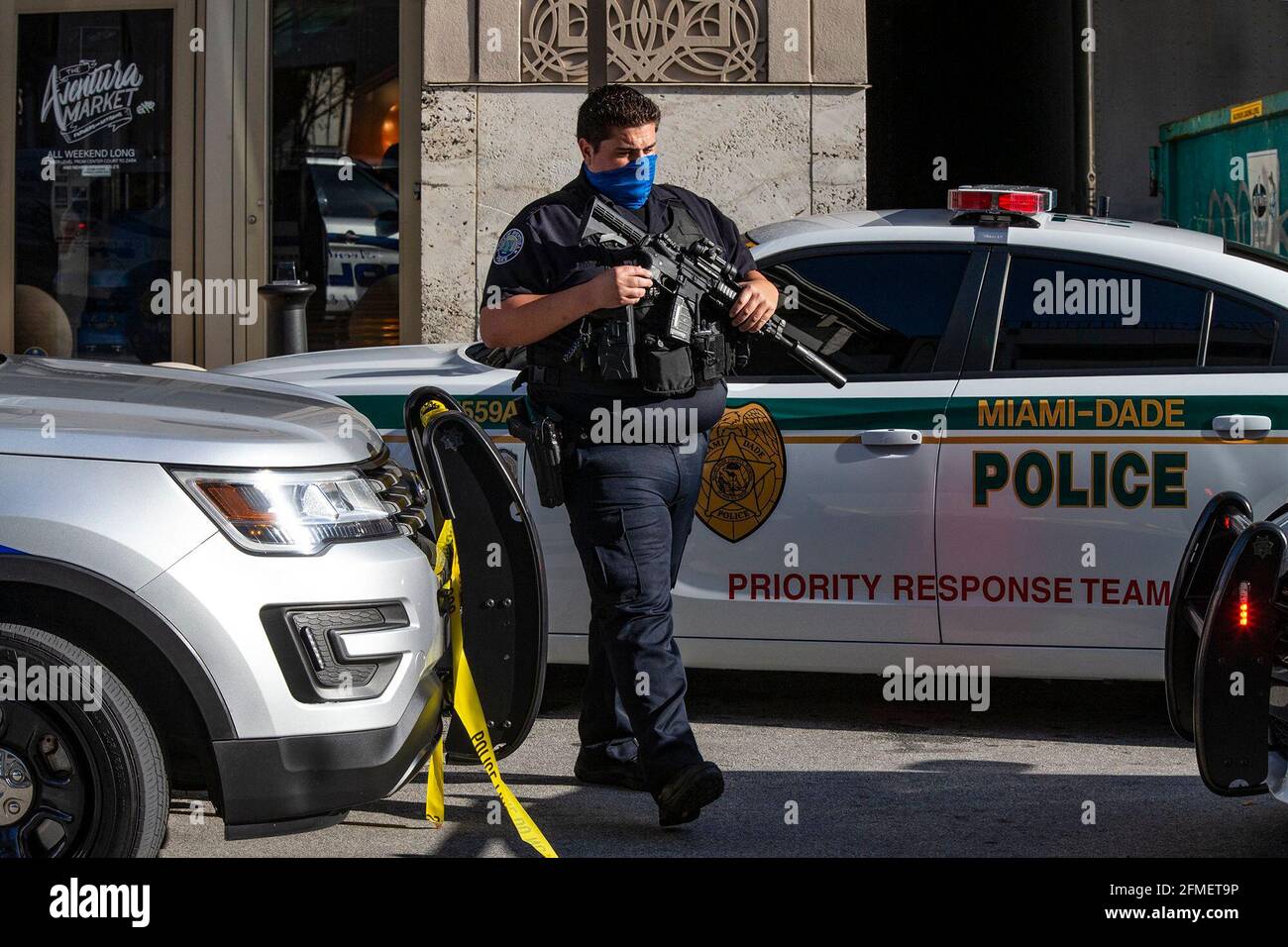 La police réagit à une fusillade au centre commercial Aventura où plusieurs personnes ont été blessées lors de la fusillade. La police a déclaré que le tireur a fui la scène à Aventura le samedi 8 mai 2021. (Photo d'Al Diaz/Miami Herald/TNS/Sipa USA) Banque D'Images