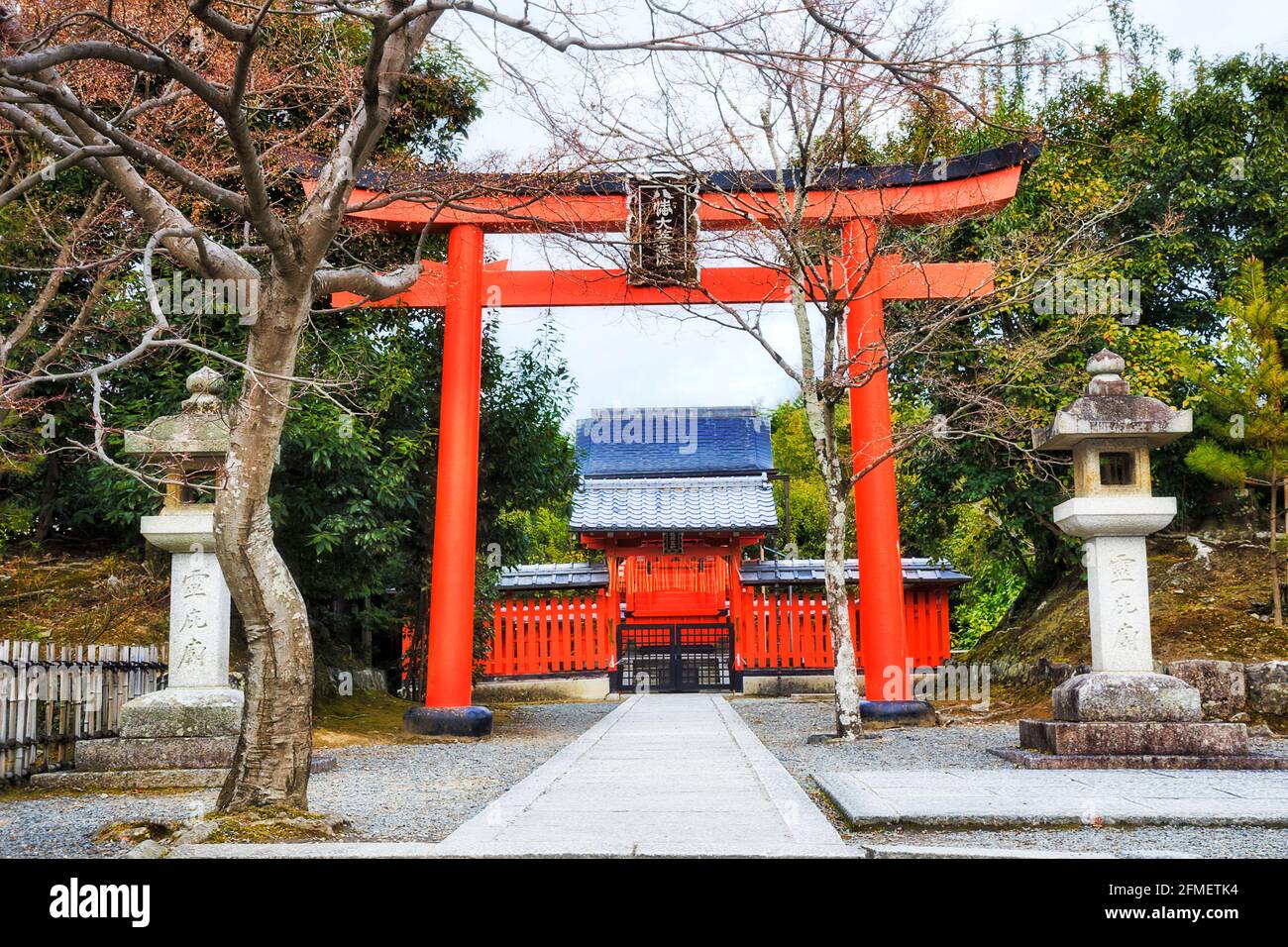 Porte rouge sur une rue historique dans le quartier d'Arashiyama de la ville de Kyoto, Japon. Banque D'Images