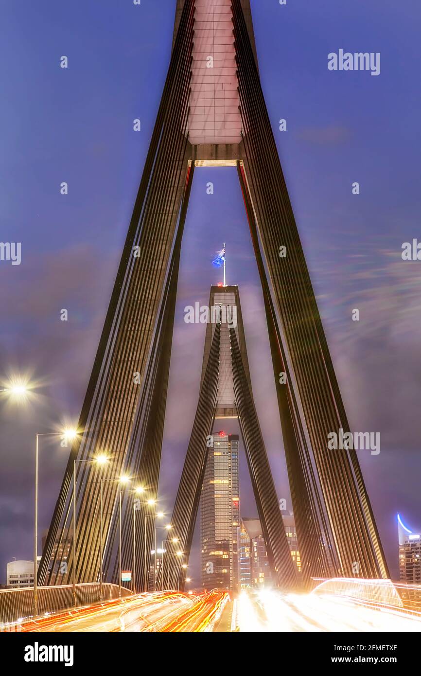 Triangle du pont d'Anzac à Sydney au coucher du soleil - pont suspendu historique avec circulation dense sur l'autoroute. Banque D'Images