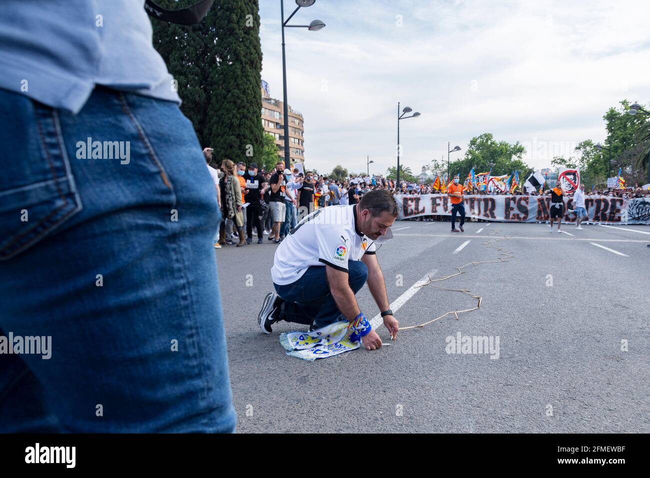 Un fan de Valencia CF allume des pétards pendant la manifestation. Les fans de Valencia CF protestent contre la direction du président Peter Lim, propriétaire du club et de la société Meriton Holdings. (Photo de Xisco Navarro / SOPA Images / Sipa USA) Banque D'Images