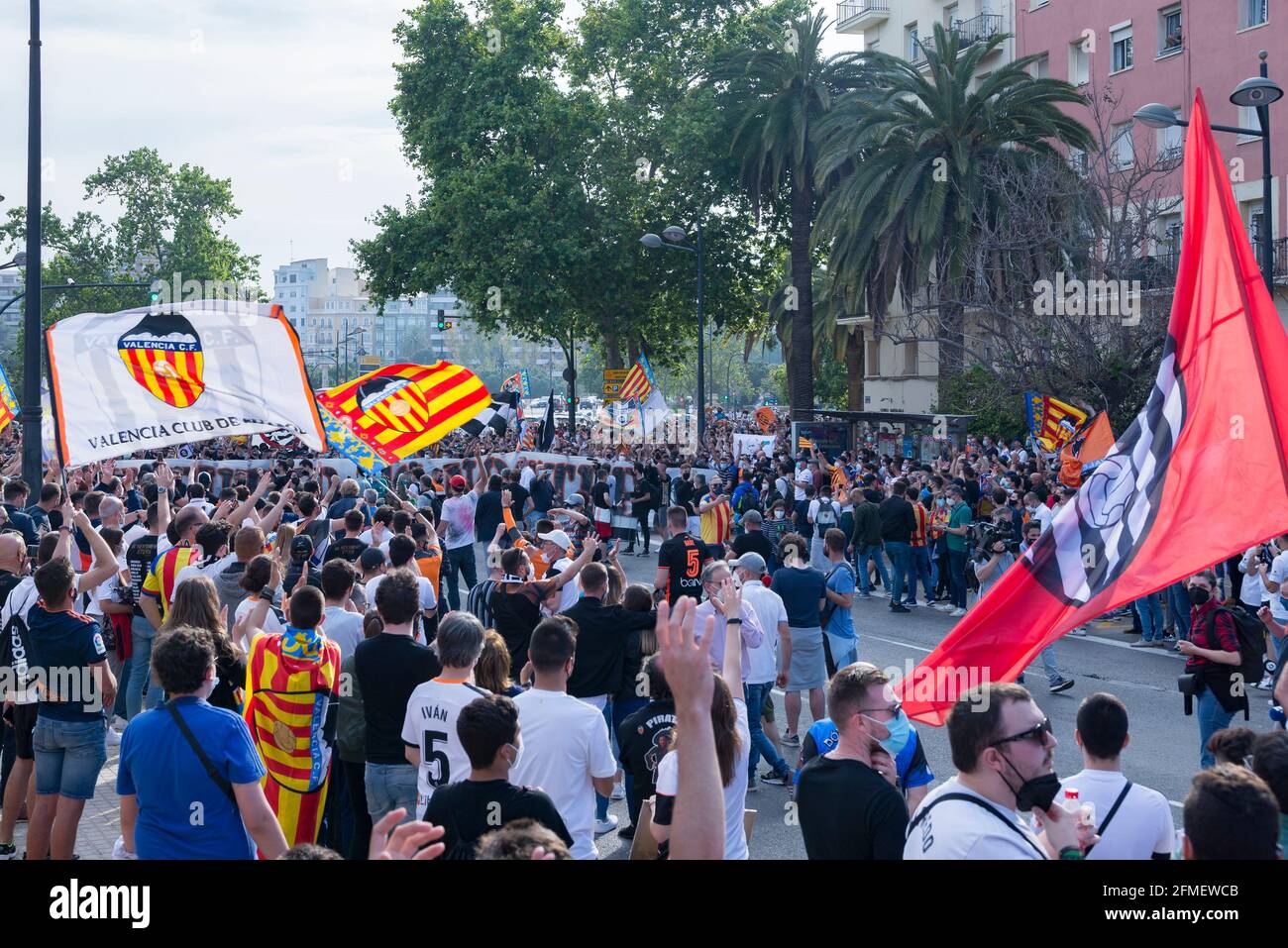 Les fans des FC de Valence brandent des drapeaux pendant la manifestation. Les fans des FC de Valence protestent contre la direction du président Peter Lim, propriétaire du club et de la société Meriton Holdings. (Photo de Xisco Navarro / SOPA Images / Sipa USA) Banque D'Images