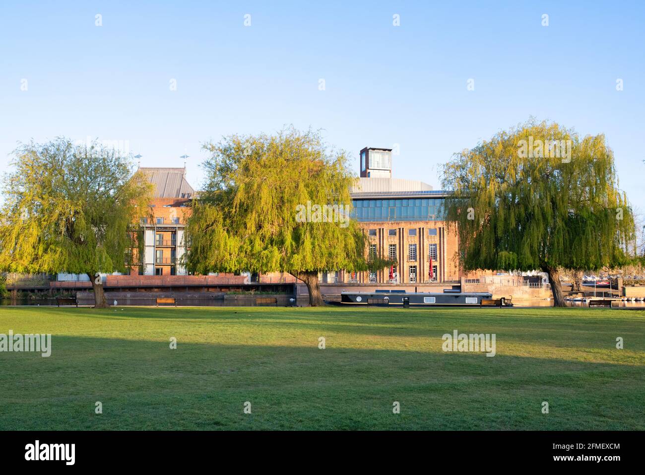 Bateau à rames sur l'avon en face du théâtre royal de shakespeare au lever du soleil. Stratford-upon-Avon, Warwickshire, Angleterre Banque D'Images