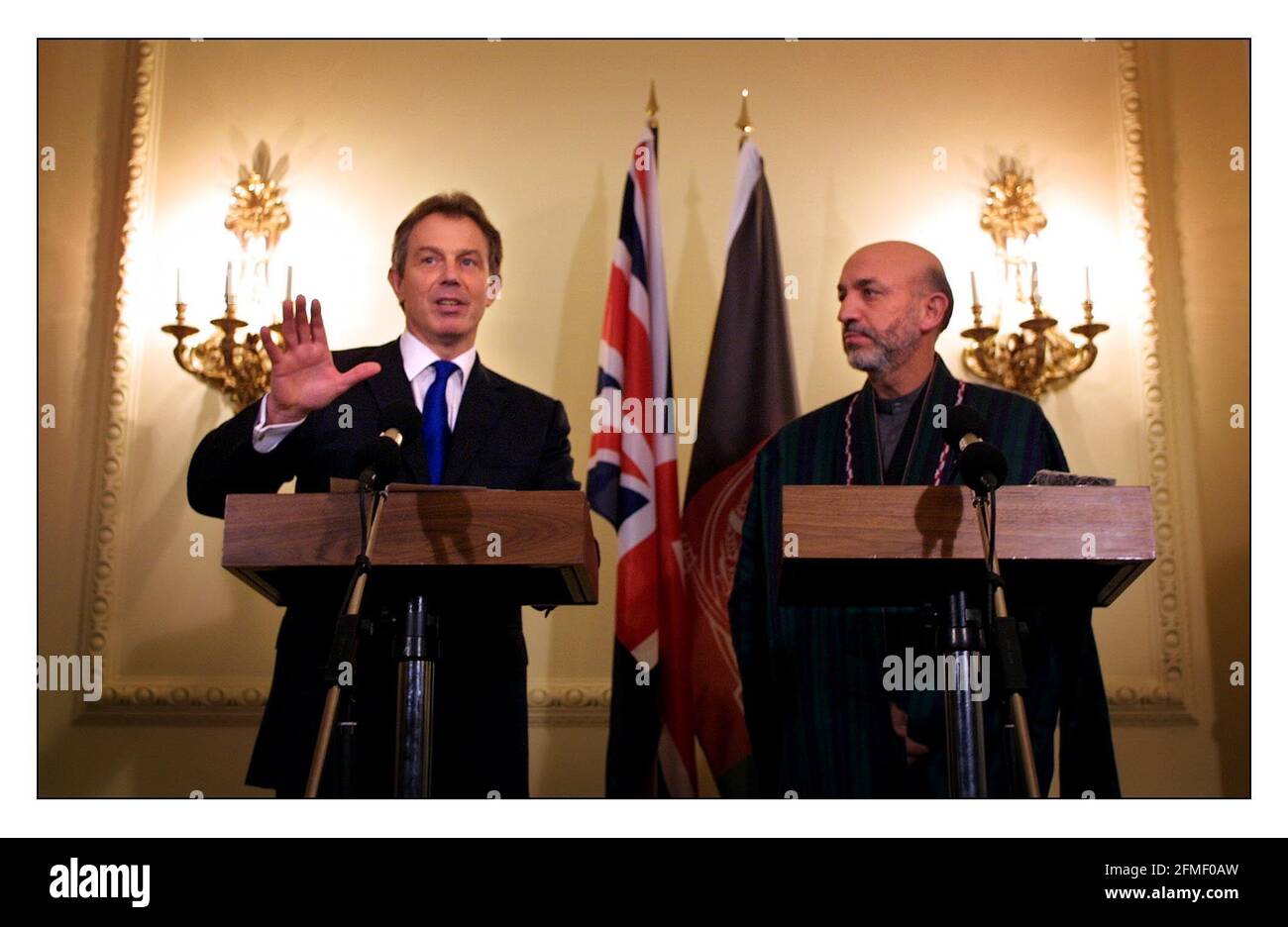 Tony Blair et le dirigeant intérimaire d'Afgan, Hamid Karzaï, dans Downing Street tenant une conférence de presse.pic David Sandison 31/1/2002 Banque D'Images