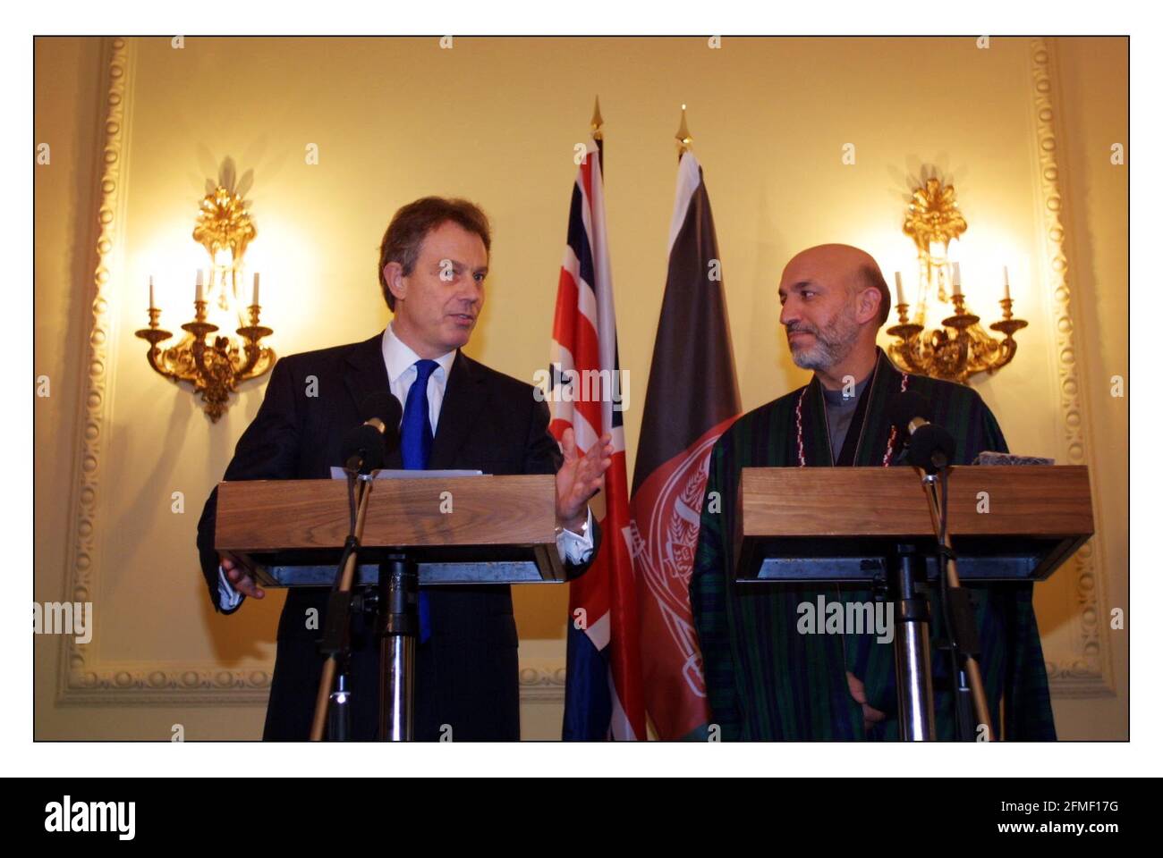 Tony Blair et le dirigeant intérimaire d'Afgan, Hamid Karzaï, dans Downing Street tenant une conférence de presse.pic David Sandison 31/1/2002 Banque D'Images