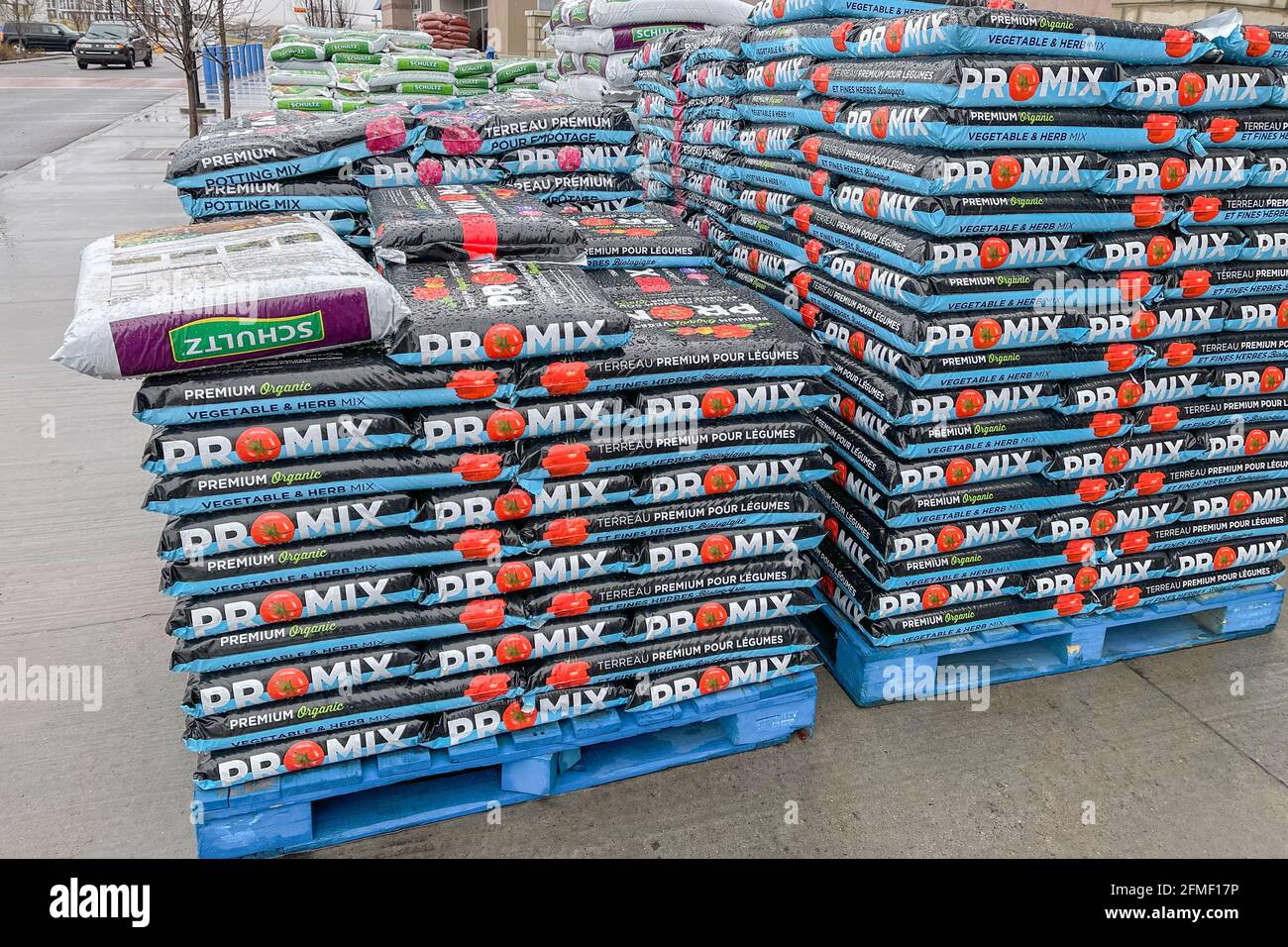 1 mai 2021 - Calgary (Alberta) Canada - sol de jardinage exposé dans un supermarché Banque D'Images