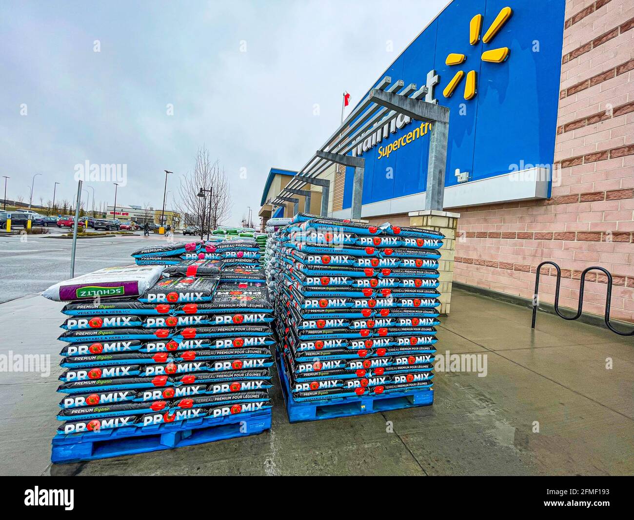 1 mai 2021 - Calgary (Alberta) Canada - sol de jardinage exposé dans un supermarché Banque D'Images