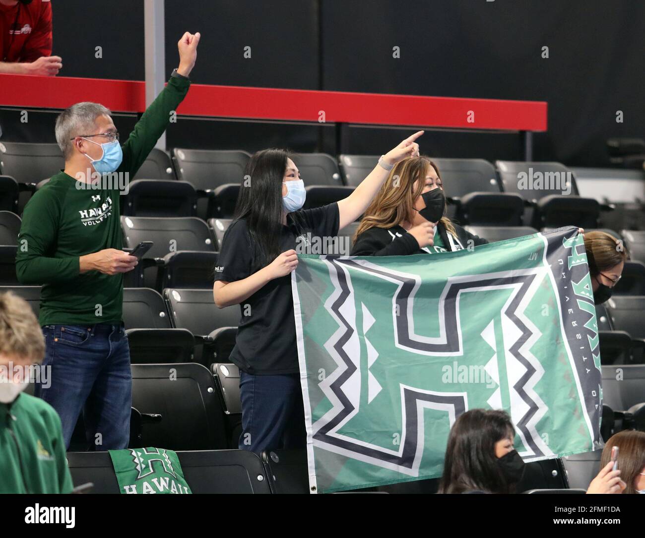 8 mai 2021 - les fans d'Hawaï lors d'un match entre les Cougars de BYU et les guerriers arc-en-ciel d'Hawaï lors de la finale des Championnats de volleyball masculin de la NCAA au Covelli Center sur le campus de l'Université d'État de l'Ohio à Columbus, OH - Michael Sullivan/CSM Banque D'Images