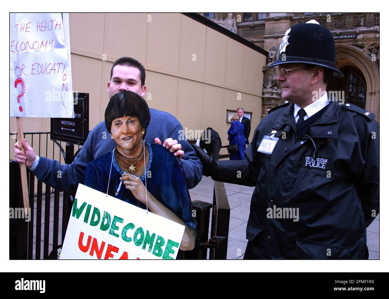 Un manifestant est aimé de la porte St Stephens où Anne Widdecombe et Tony Banks ont lancé un anti-chasse avec des chiens Campaign.pic David Sandison 14/1/2002 Banque D'Images