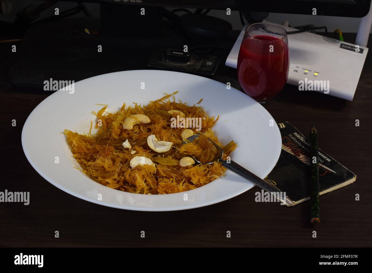 vermicelles communément appelé sevaiyan avec noix de cajou et résine, jus de betterave Banque D'Images