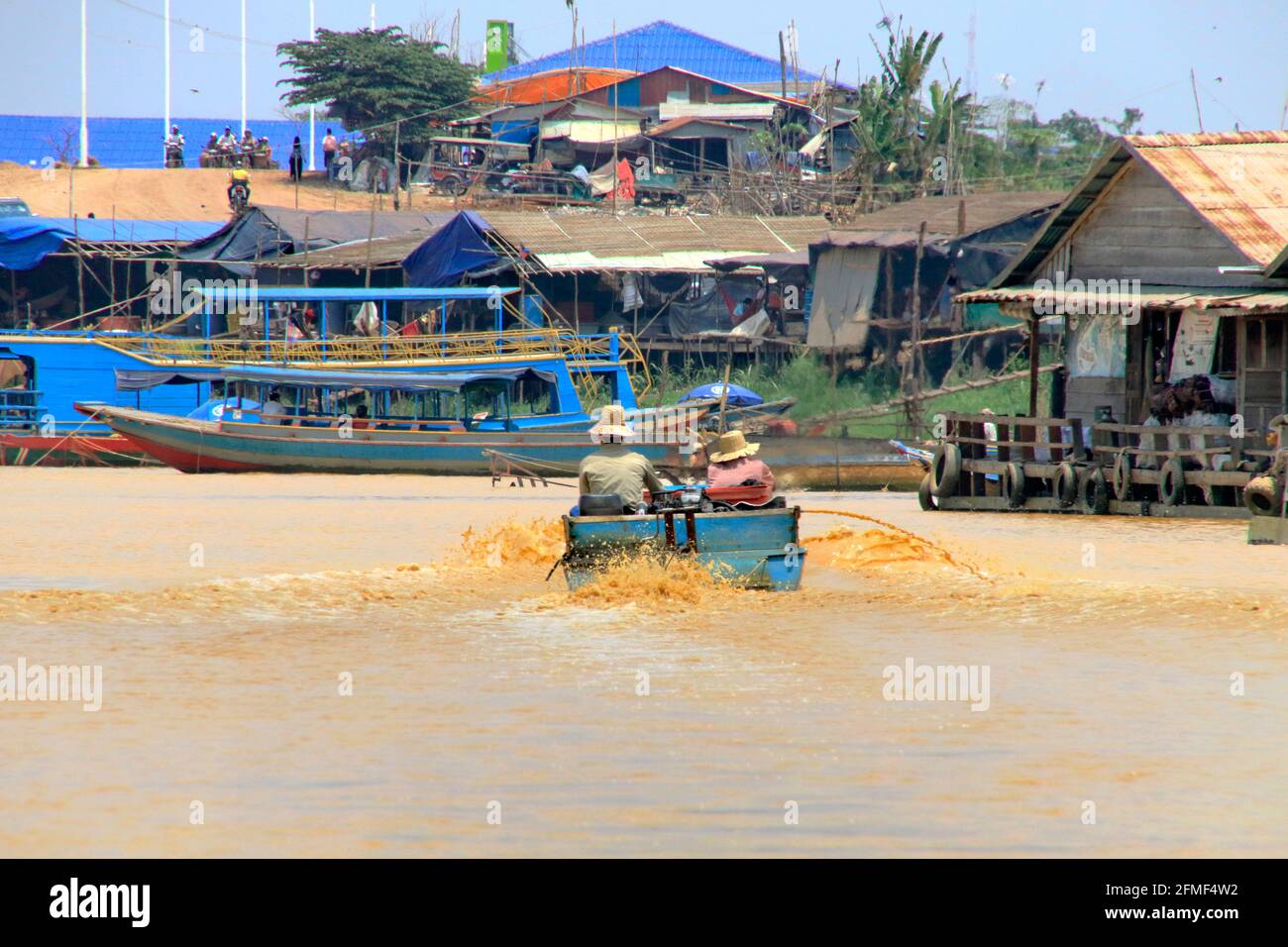 Une croisière en bateau jusqu'à un village sur le lac Tonle SAP Cambodge Banque D'Images