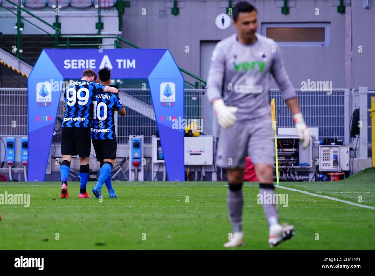 Andrea Pinamonti (FC Inter) et Lautaro Martinez (FC Inter) célèbrent son but lors du championnat italien Serie UN match de football entre FC Internazionale et UC Sampdoria le 8 mai 2021 au stade Giuseppe Meazza à Milan, Italie - photo Morgese-Rossini / DPPI / LiveMedia Banque D'Images