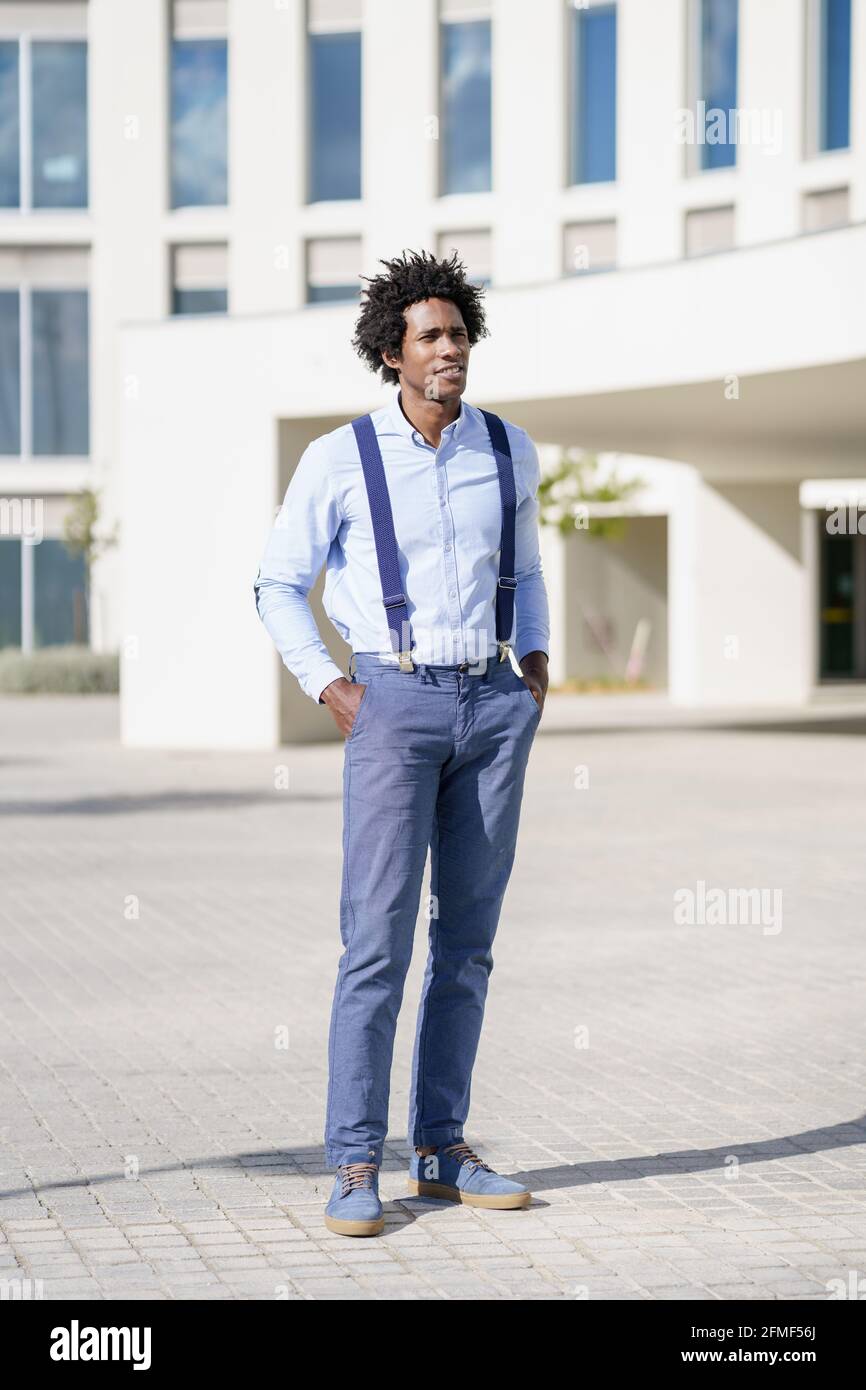 Homme d'affaires noir portant une chemise et des bretelles à proximité d'un  immeuble de bureaux Photo Stock - Alamy