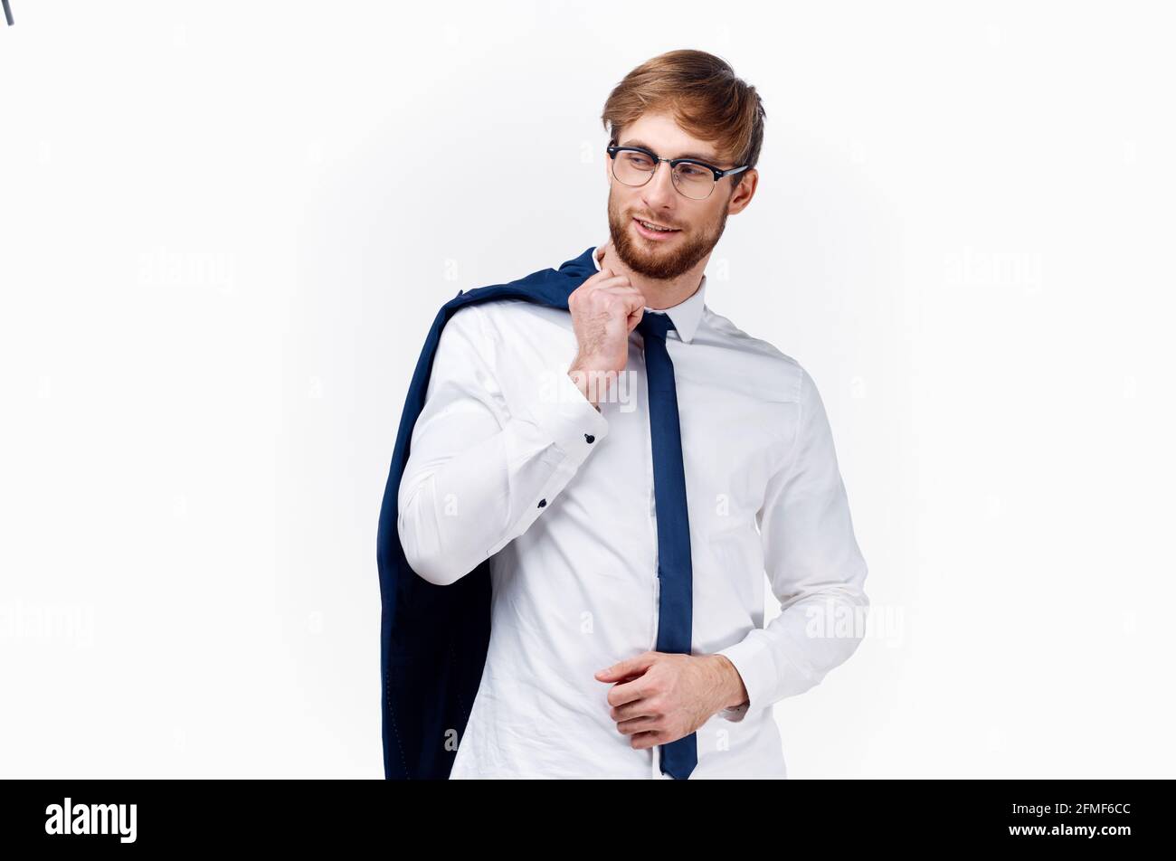 homme dans une chemise et cravate tient une veste son arrière-plan de  l'épaule Photo Stock - Alamy