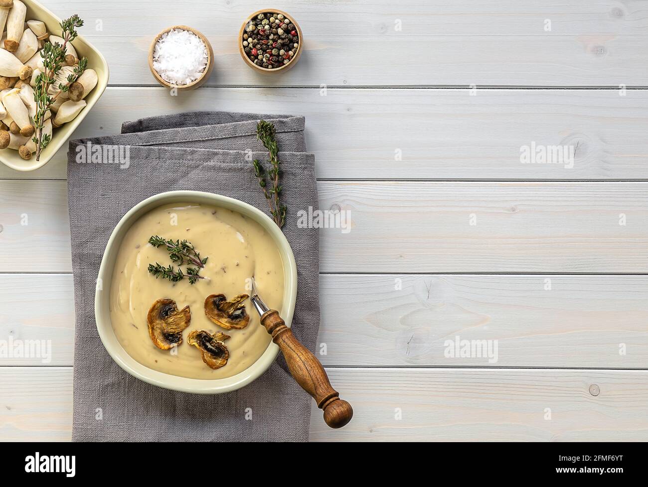 Bol de soupe à la crème de champignons maison sur une table en bois, espace pour le texte ou la recette Banque D'Images