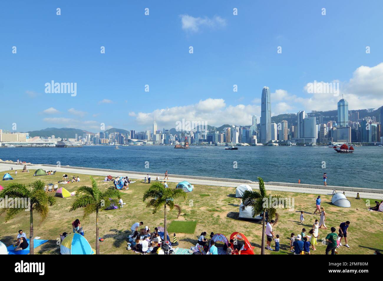 Promenade en front de mer le long du port de Victoria dans le quartier culturel Art Park of West Kowloon, Hong Kong Banque D'Images