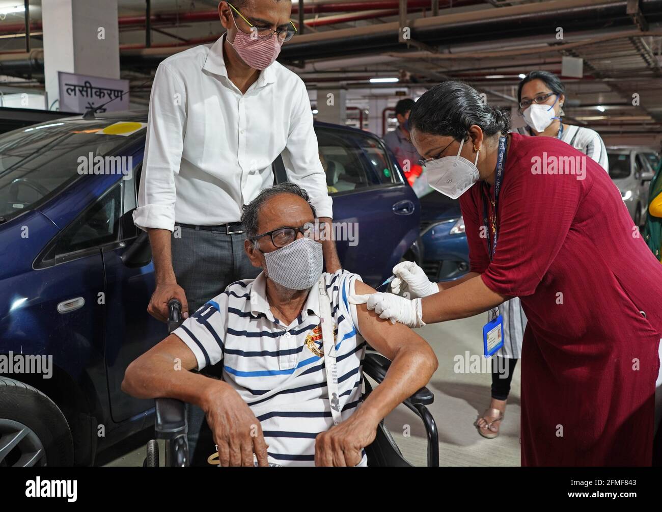 Premier centre de vaccination de drive-in le vieux homme se vaccine avec le COVID-19 Le vaccin Covishield est fabriqué par le Serum Institute of India à Mumbai 2021 Banque D'Images