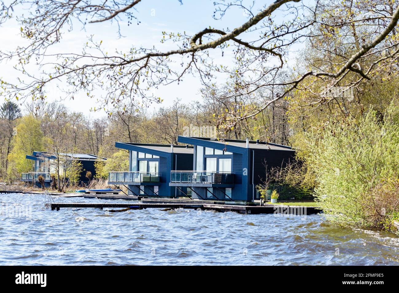 Villa d'eau le long du lac à Paterswolde aux pays-Bas Banque D'Images
