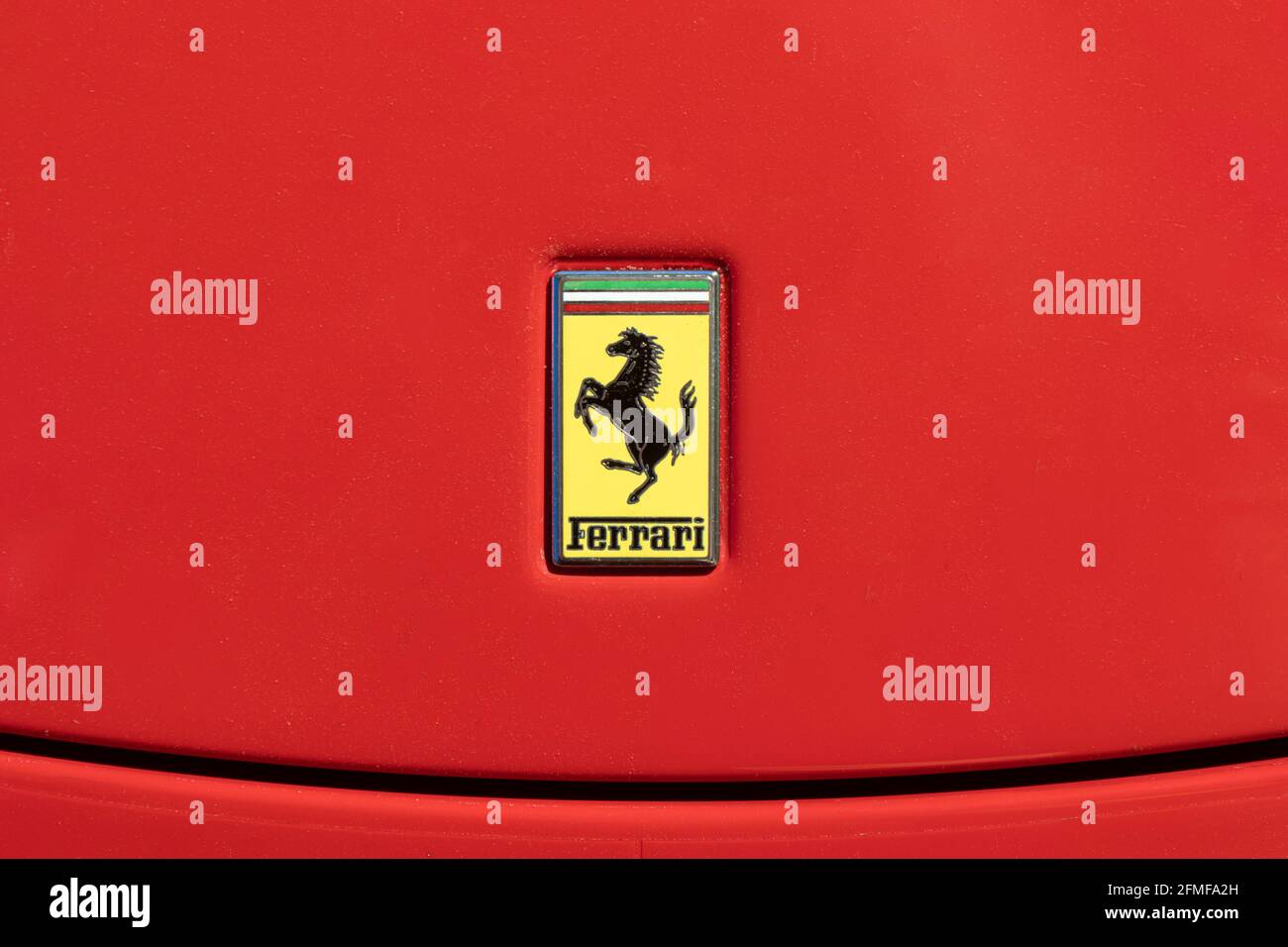 BARCELONE, ESPAGNE-MAI 8, 2021: Le logo Ferrari Cavallino Rampante (« cheval de prancement ») sur le capot de la vraie voiture Banque D'Images
