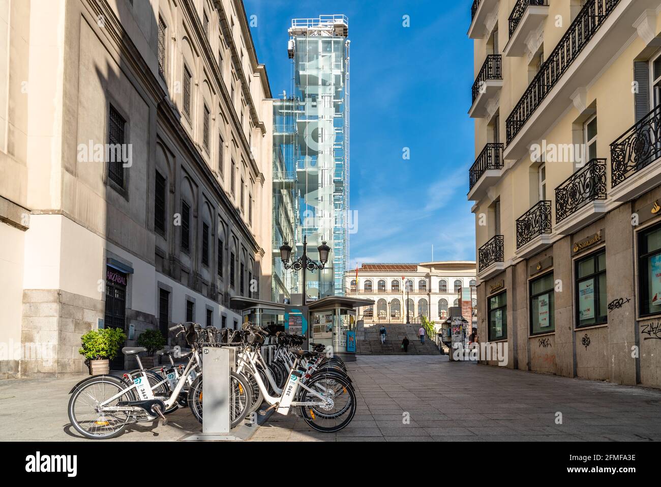 Madrid, Espagne - mai 8 2021 : location de vélos au Musée Reina Sofia, dans le centre de Madrid. C'est l'un des musées les plus visités de Madrid avec l'un des Banque D'Images