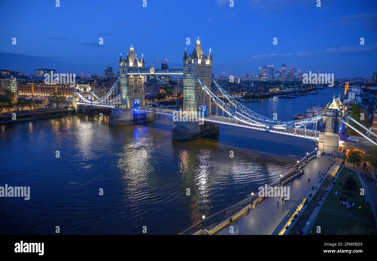 Vue sur Tower Bridge depuis le balcon du dernier étage de l'hôtel de ville de Londres pendant la nuit des résultats des élections du maire de Londres. Banque D'Images