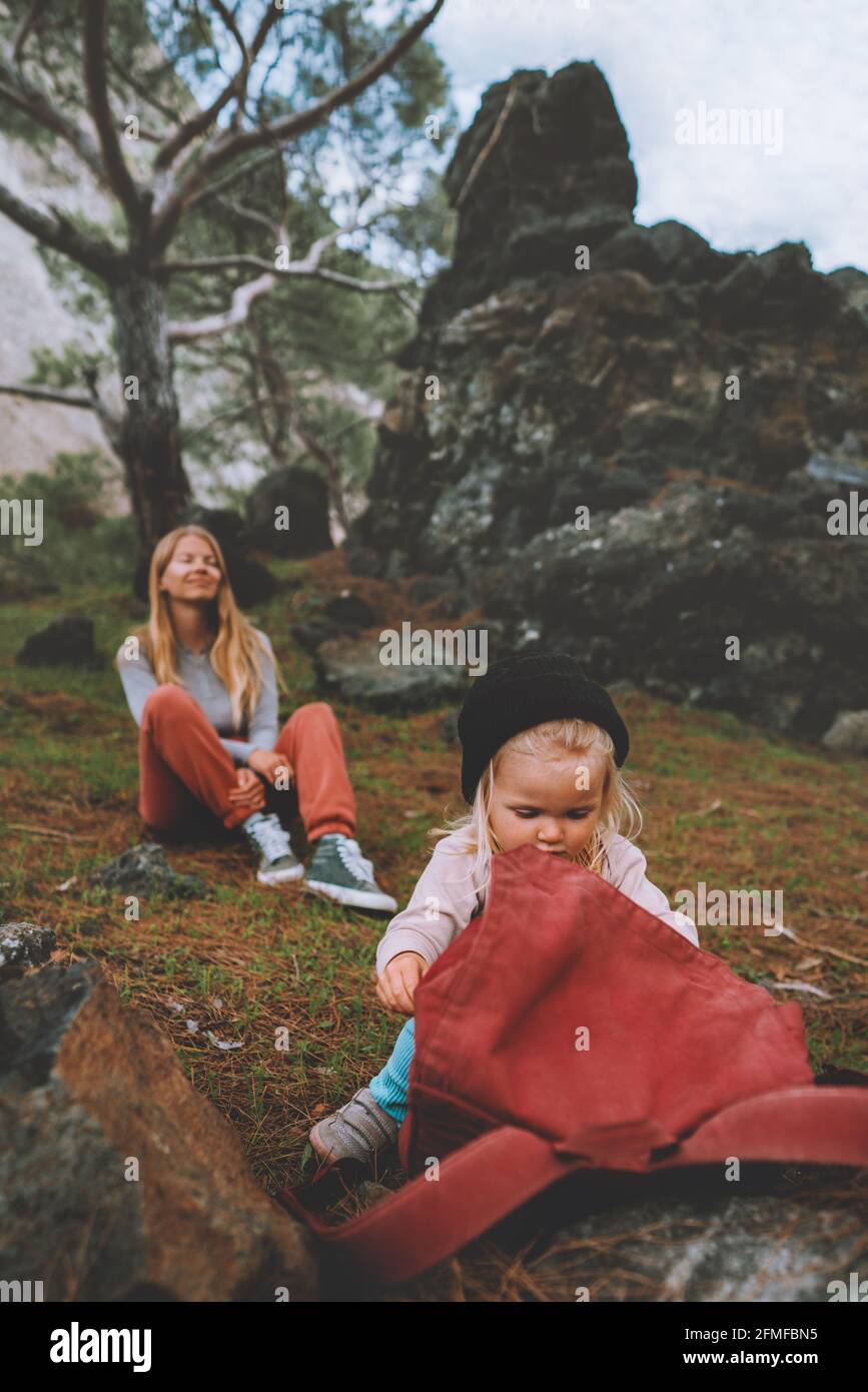 Enfant de famille avec la mère à l'extérieur dans la forêt sain mode de vie bébé avec sac à dos voyage randonnée de vacances ensemble Banque D'Images