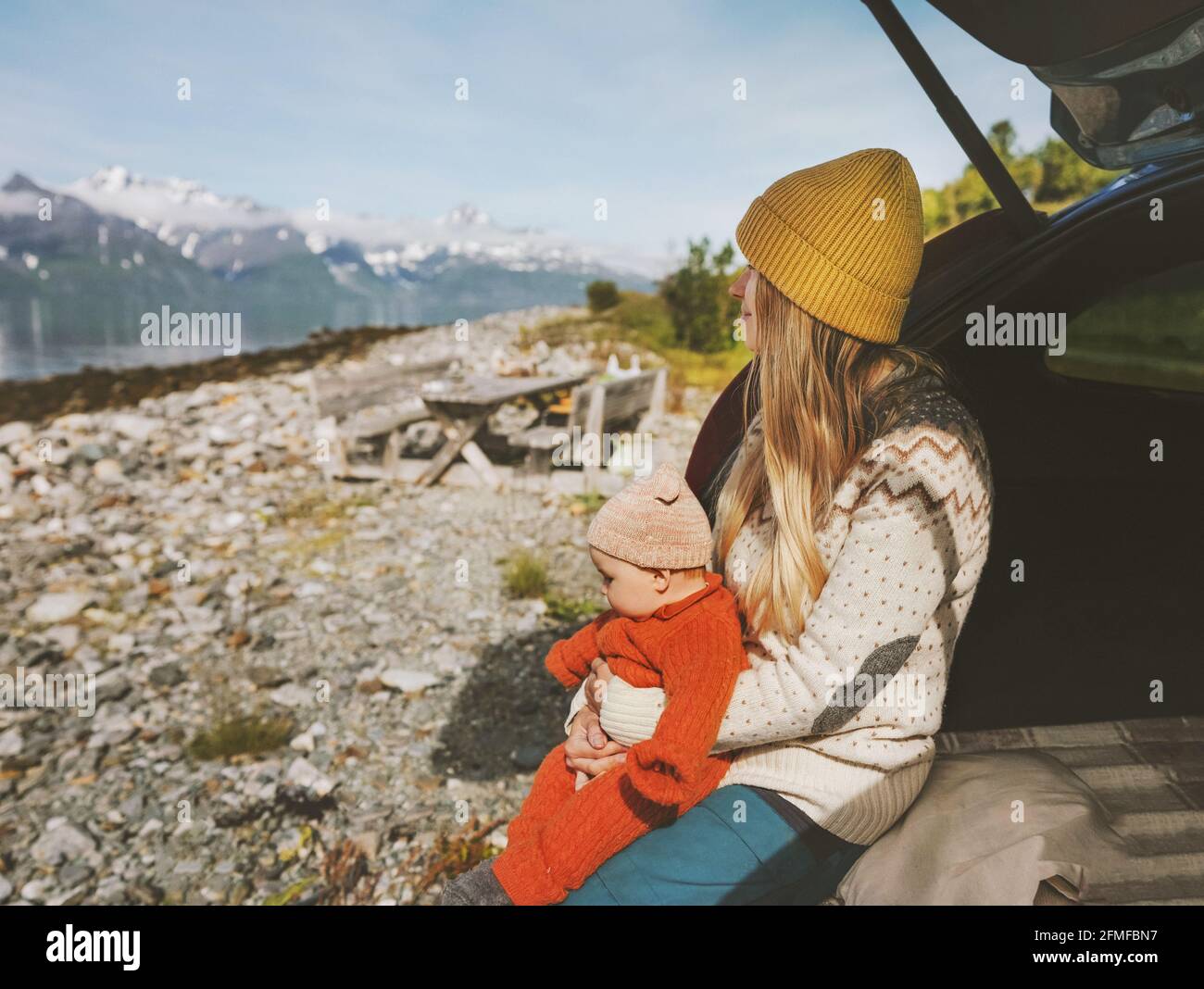 Mère avec bébé sur la route voyage famille voyage voiture de vacances camping femme avec enfant bénéficiant d'une vue sur les montagnes en Norvège Banque D'Images