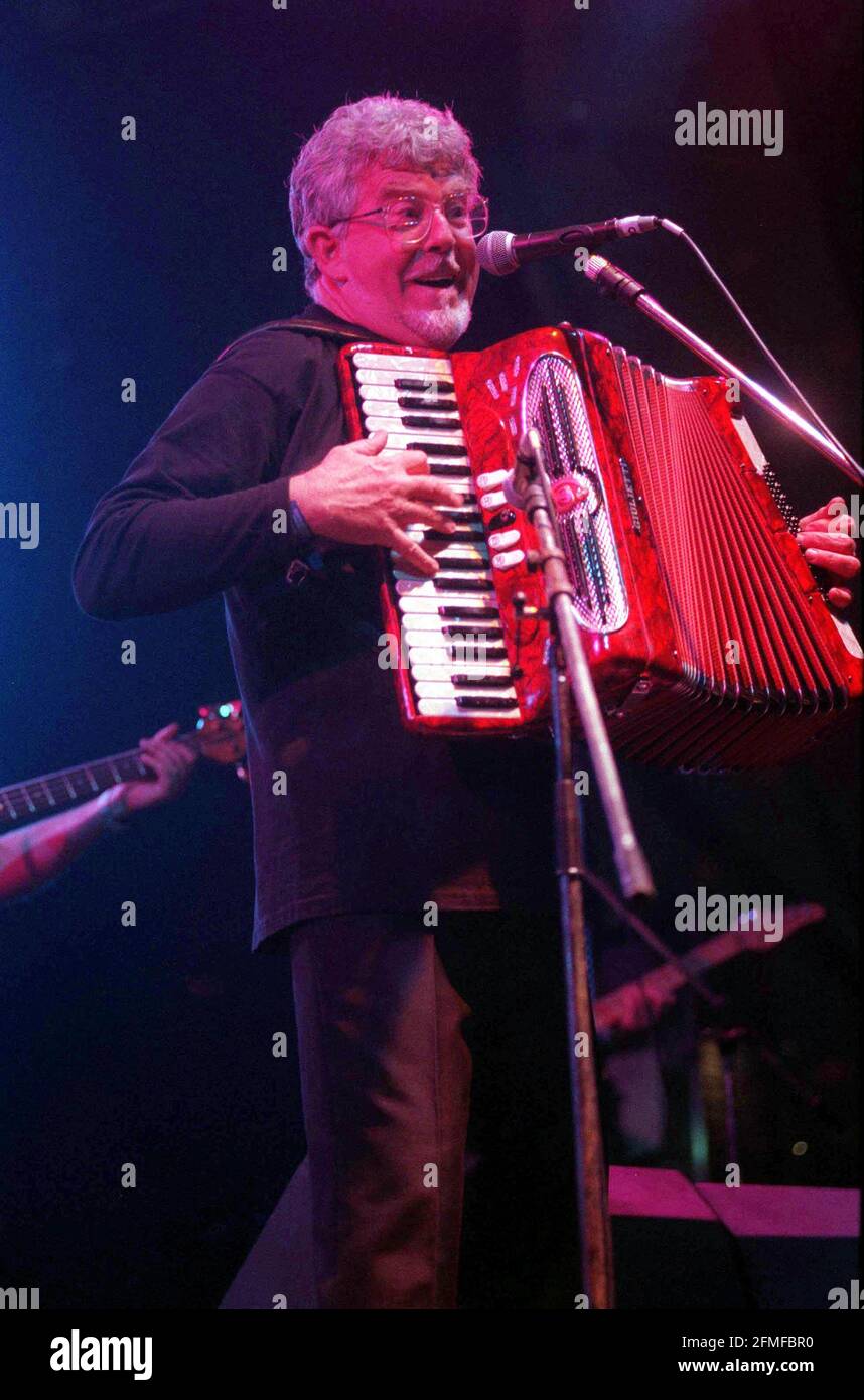 ROLF HARRIS JOUE GLASTONBURYBY TOM PILSTON CLASSÉ PAR: The Independent Picture Library Independent House 191 Marsh Wall Londres E14 9RS 020 7005 2777 Banque D'Images