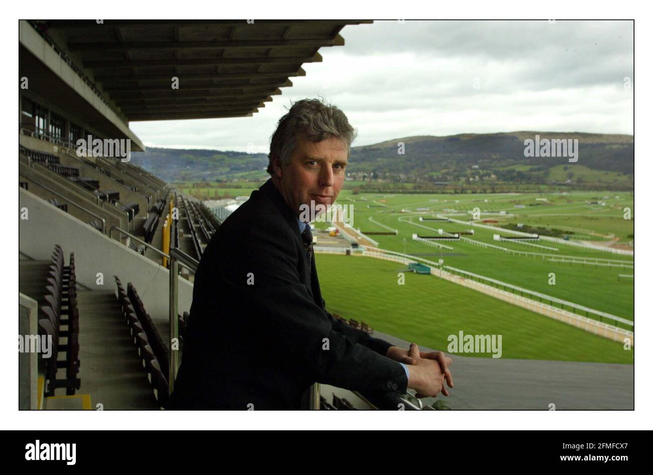 Aller avec l'histoire de Mathew Beard en comparant les années précédentes a annulé Cheltenham Gold Cup Festival à cette année Directeur général de l'hippodromes de Cheltenham. Edward Gillesbiepic David Sandison 6/3/2002 Banque D'Images