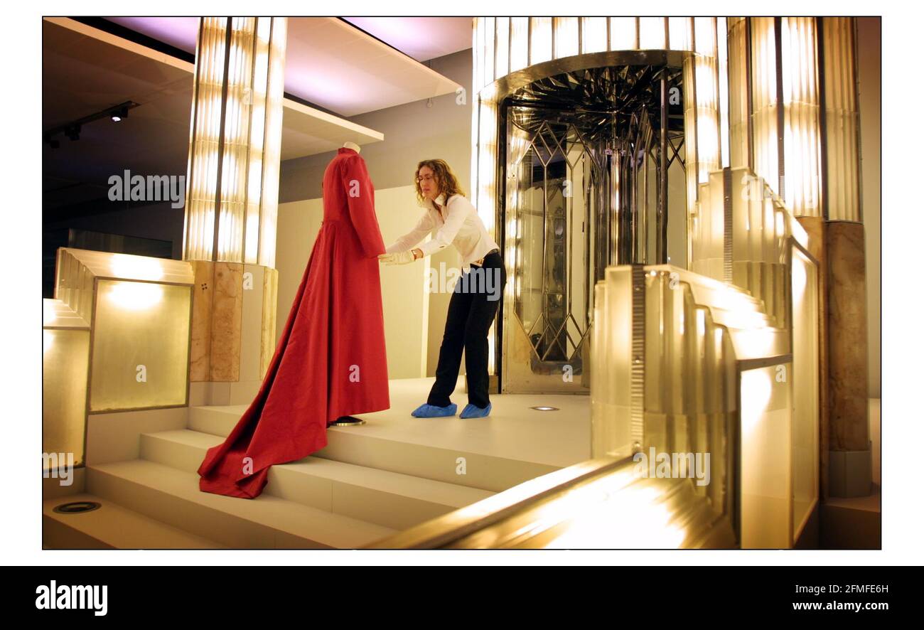 ART DÉCO 1910-1939.......une exposition au musée Victoria and Albert du 27 mars au 20 juillet 2003. Point fort de l'exposition le Strand Palace Hotel foyer des années 1930 sauvé de la destruction par le V&A en 1969. Juliette Hibou, conservatrice adjointe de l'exposition ATR Deco, met la touche finale à un manteau de Schiaparelli debout dans le foyer. pic David Sandison 24/3/2003 Banque D'Images