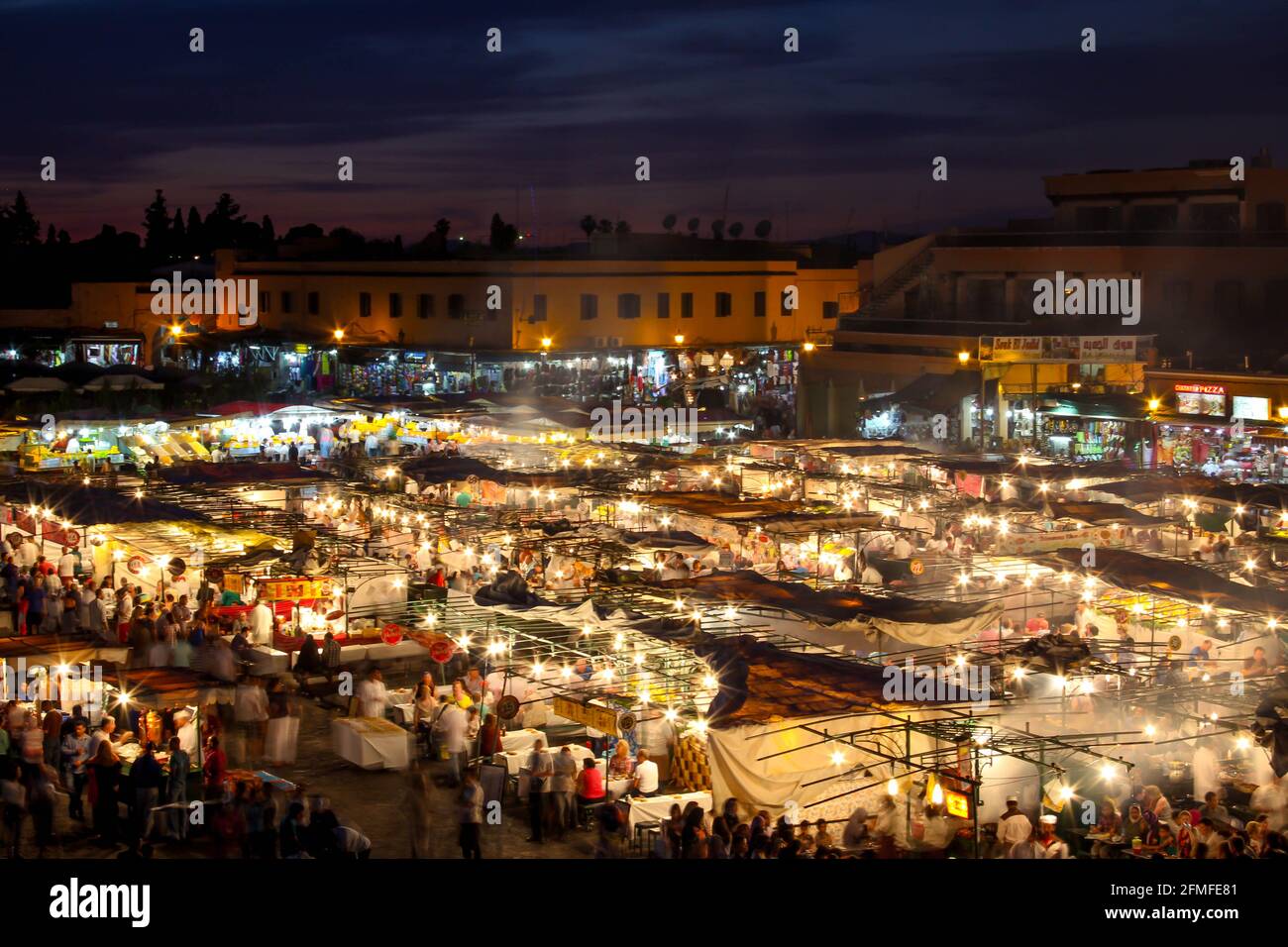 Vue nocturne de Djemaa el Fna, Marrakech, Maroc Banque D'Images