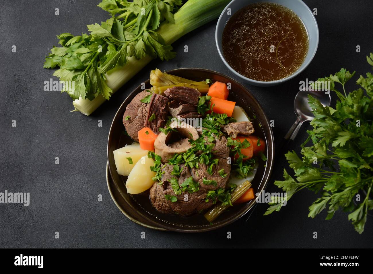 Pot-au-feu, ragoût traditionnel français. Bouchées de bœuf et de pommes de  terre. En France considérée comme un plat national Photo Stock - Alamy