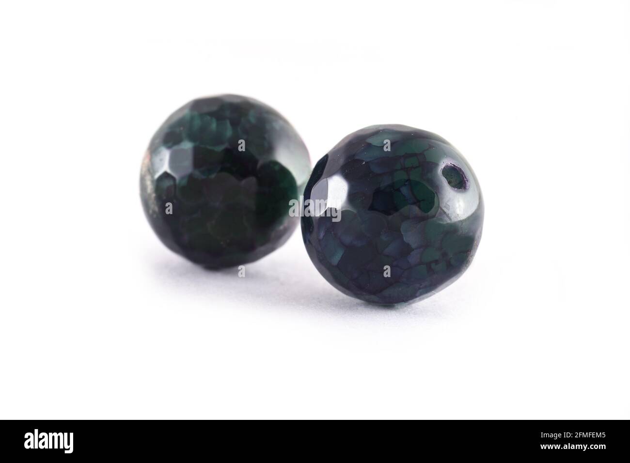 Perles d'agate vertes à motifs isolées sur des perles d'agate blanches, rondes, pierres semi-précieuses. Perles minérales naturelles. Perles en pierres naturelles pour créer des je Banque D'Images