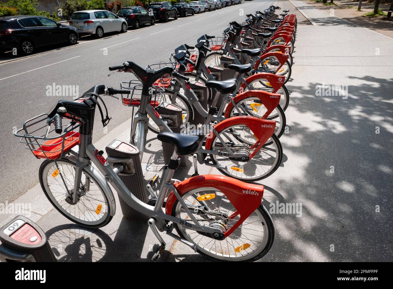 Lyon (France), 05 mai 2021. Station de vélo en libre-service Photo Stock -  Alamy