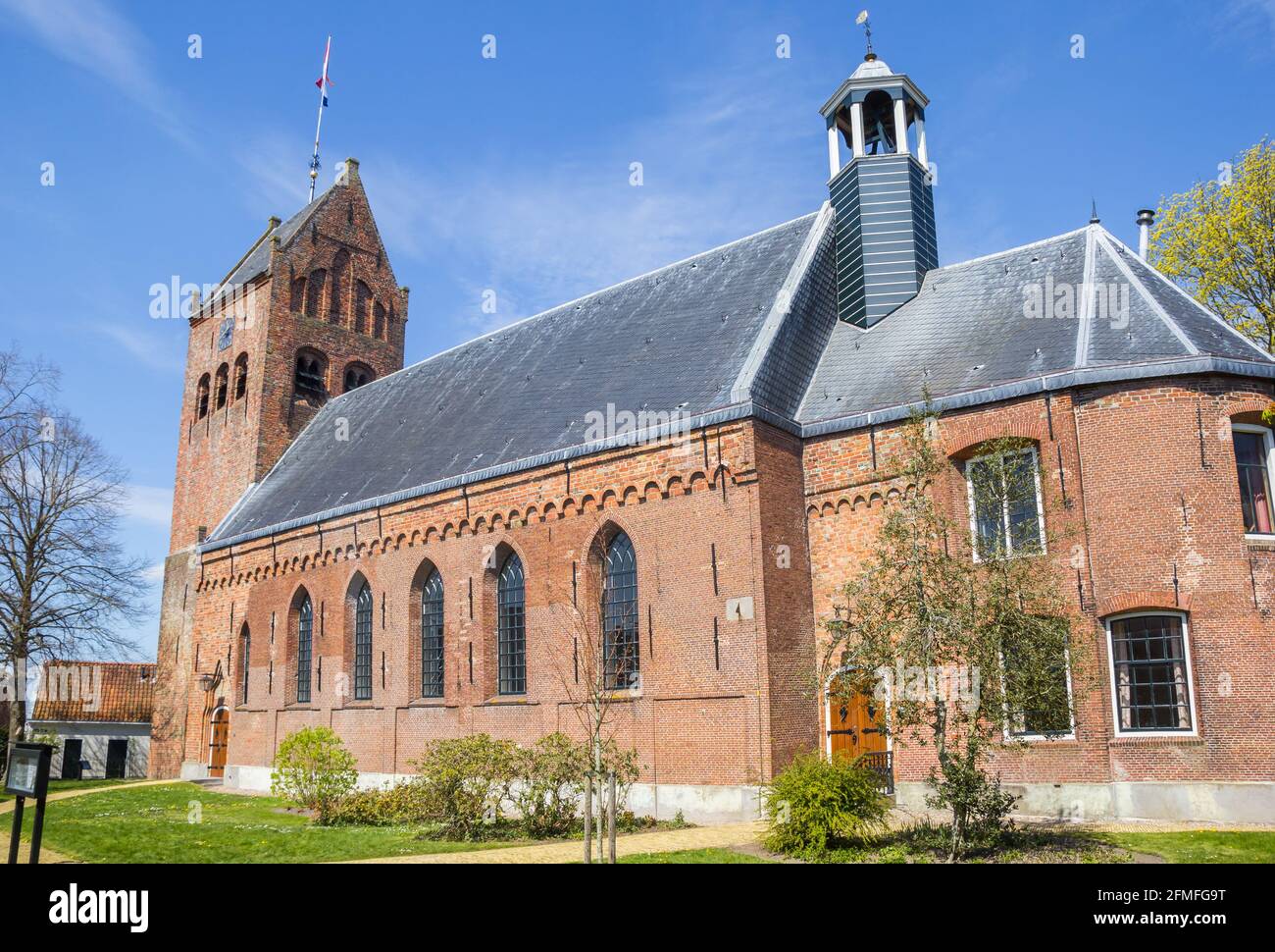 Église historique de Sint Piter dans le petit village de Grou, pays-Bas Banque D'Images