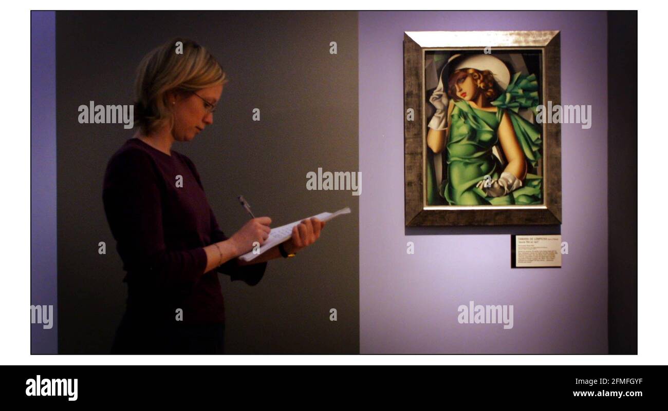 ART DÉCO 1910-1939.......une exposition au musée Victoria and Albert du 27 mars au 20 juillet 2003. Peinture - Tamara de Lempica, Jeune fille en vert. c.1927 pic David Sandison 24/3/2003 Banque D'Images