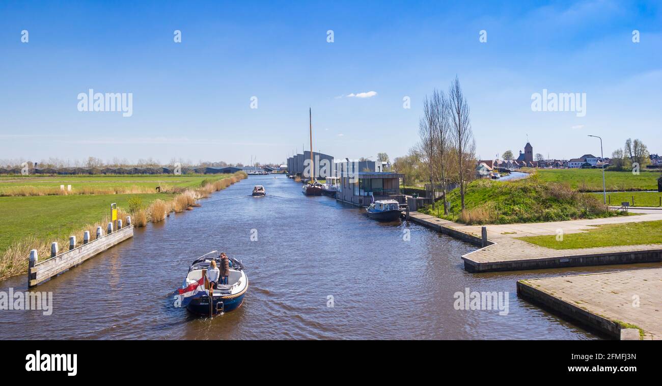 Canal menant au village de Grou à Friesland, pays-Bas Banque D'Images