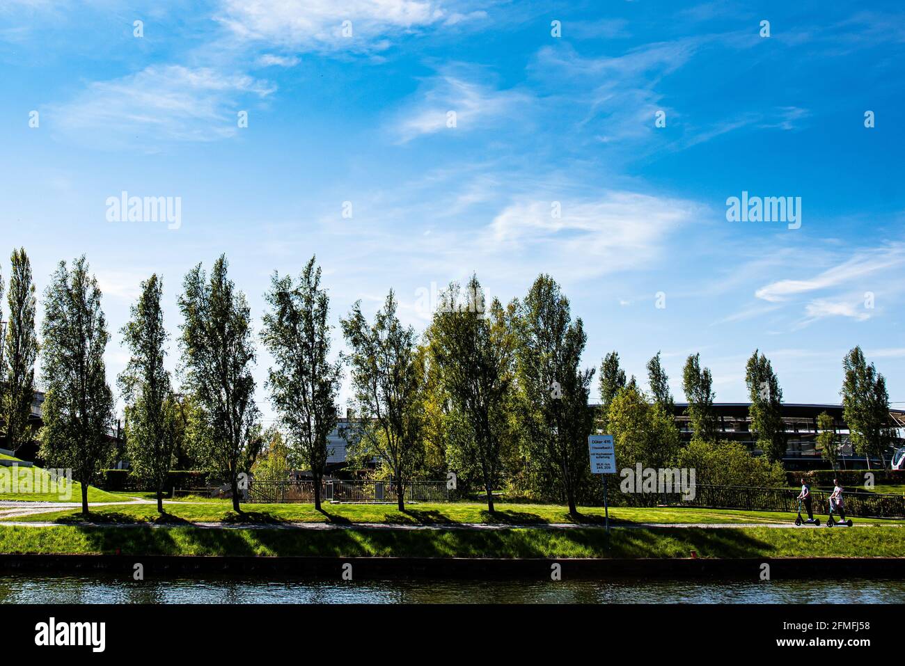 Wolfsburg, Allemagne. 09e mai 2021. Deux scooters longent dimanche le canal Mittelland sous le soleil. Credit: Swen Pförtner/dpa/Alay Live News Banque D'Images