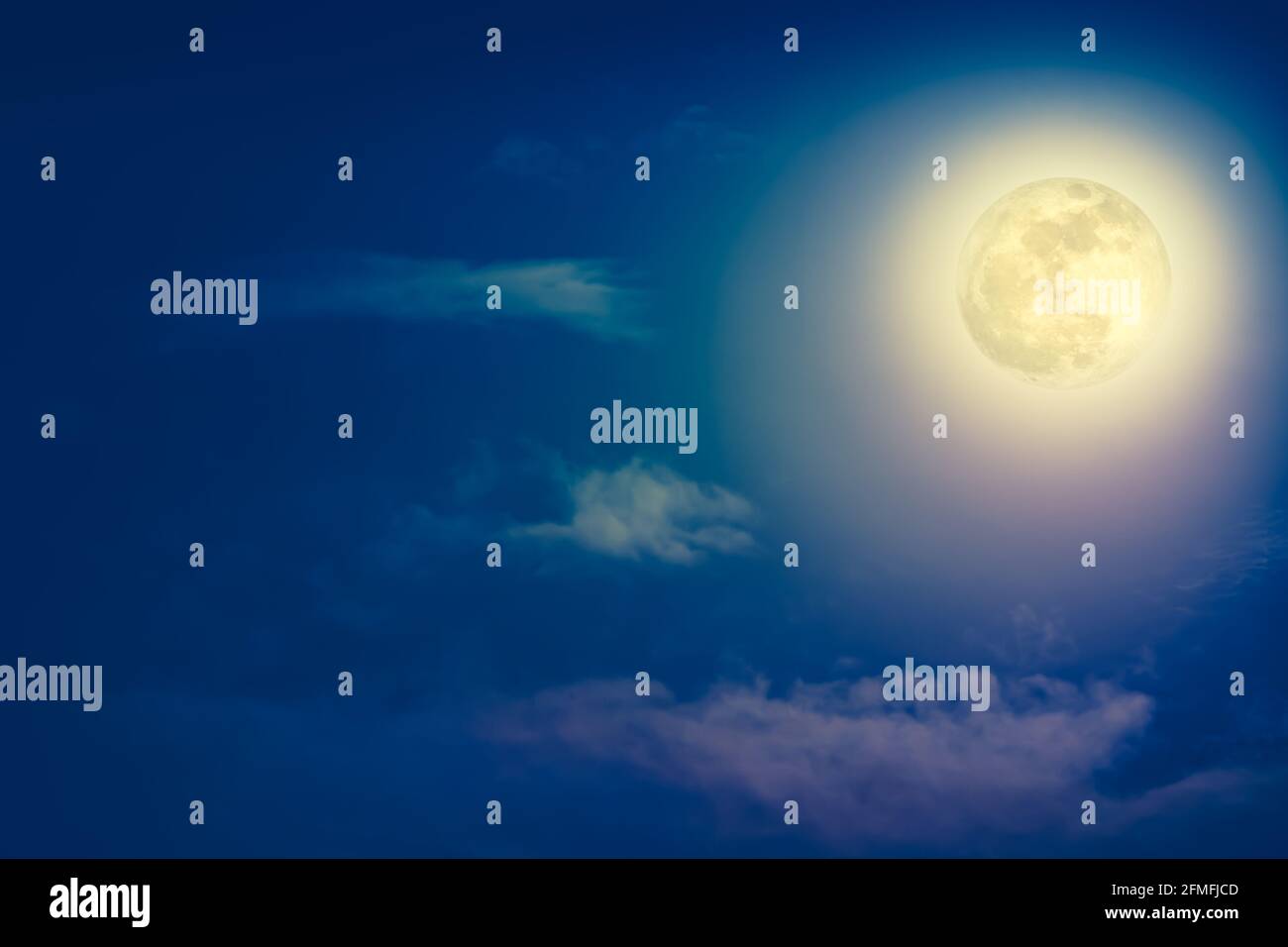 Arrière-plan du ciel nocturne avec nuage et pleine lune avec brillant. Beauté naturelle la nuit. Ton croisé et effet vintage. La lune n'était PAS de la fourrure Banque D'Images