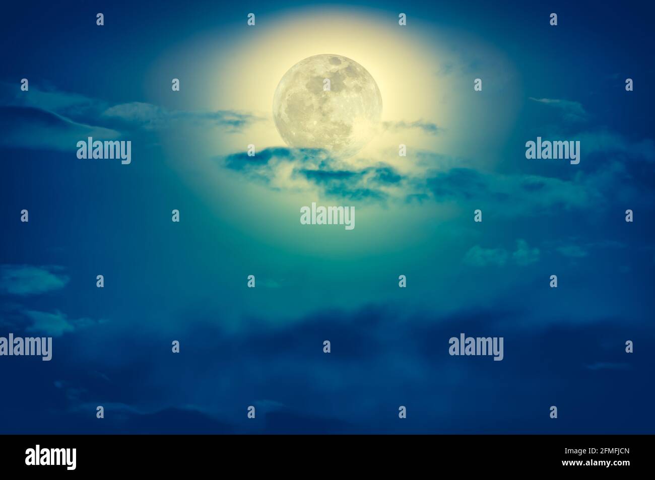Arrière-plan du ciel nocturne avec nuage et pleine lune avec brillant. Beauté naturelle la nuit avec une magnifique lune derrière le nuage. Processus croisé et vintage Banque D'Images