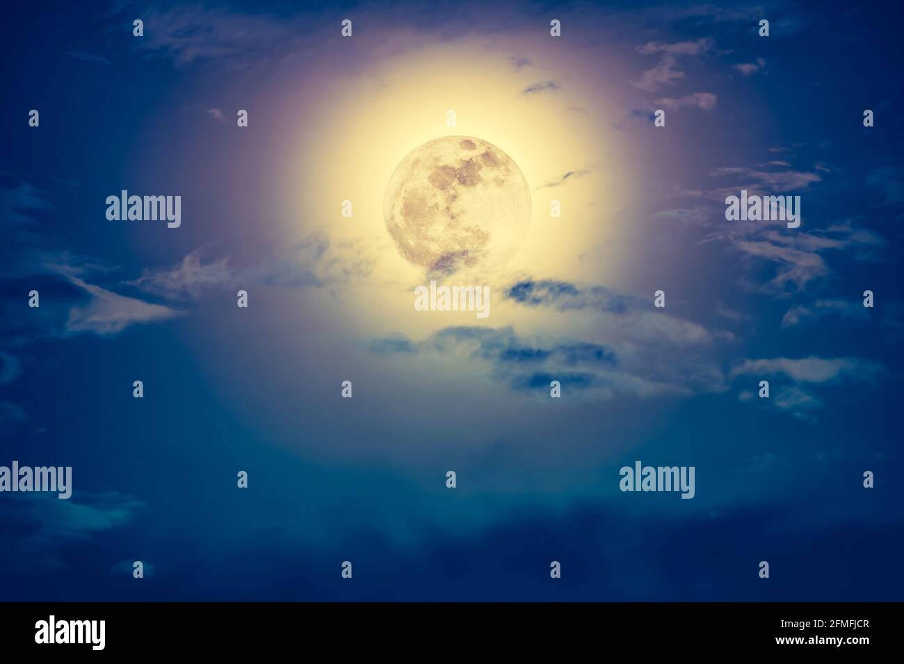 Arrière-plan du ciel nocturne avec nuage et pleine lune brillante avec brillant. Beauté naturelle la nuit avec magnifique pleine lune derrière le nuage. Effet vintage Banque D'Images