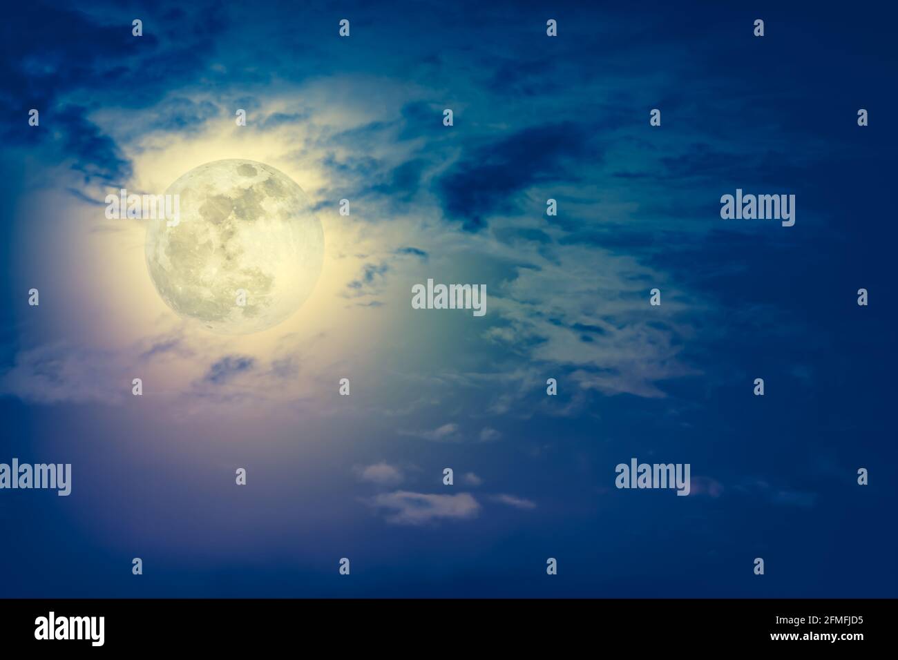 Arrière-plan du ciel nocturne avec nuage et pleine lune avec brillant. Beauté naturelle la nuit avec une magnifique lune derrière le nuage. Processus croisé et vintage Banque D'Images