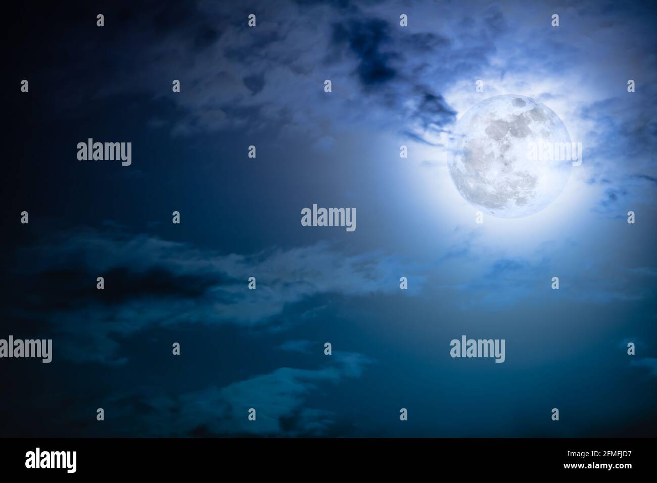 Belle photo de fond ciel nocturne avec des nuages et pleine lune lumineuse avec brillant. Ciel nocturne avec magnifique pleine lune derrière le nuage. À l'extérieur Banque D'Images