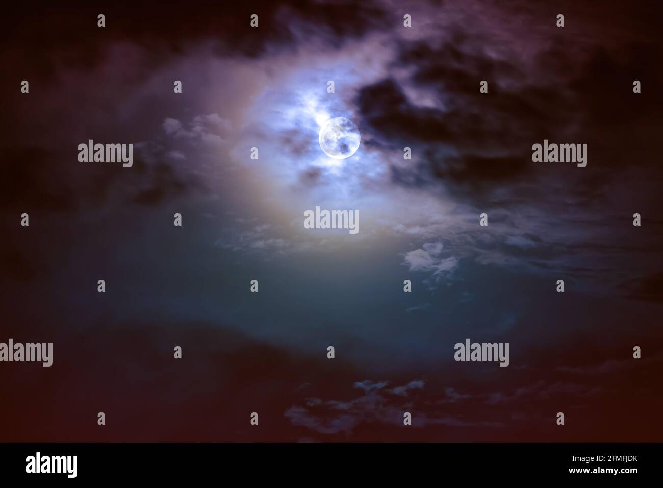 Belle photo de fond ciel nocturne avec des nuages et pleine lune lumineuse avec brillant. Ciel nocturne avec magnifique pleine lune derrière le nuage. À l'extérieur Banque D'Images